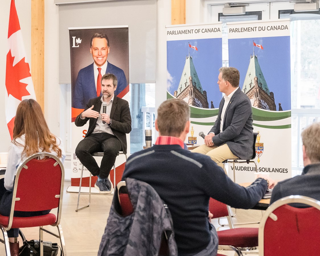 La visite s'est achevée par une séance importante au centre communautaire Stephen F. Shaar à Hudson, où le ministre Guilbeault a engagé un dialogue constructif avec les élus locaux, les membres du comité environnemental de Vaudreuil-Soulanges, les membres du conseil des jeunes et les leaders locaux en matière d'environnement