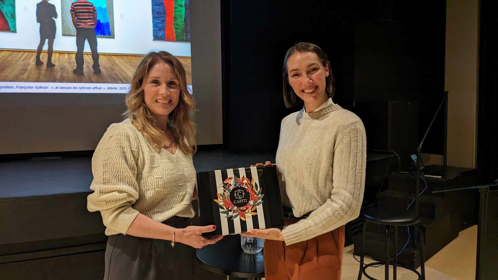 À la fin de la conférence, Florence-Agathe Dubé-Moreau a pris la pose avec Nadine Maltais du CACVS qui lui a remis un coffret cadeau pour la remercier de sa présence