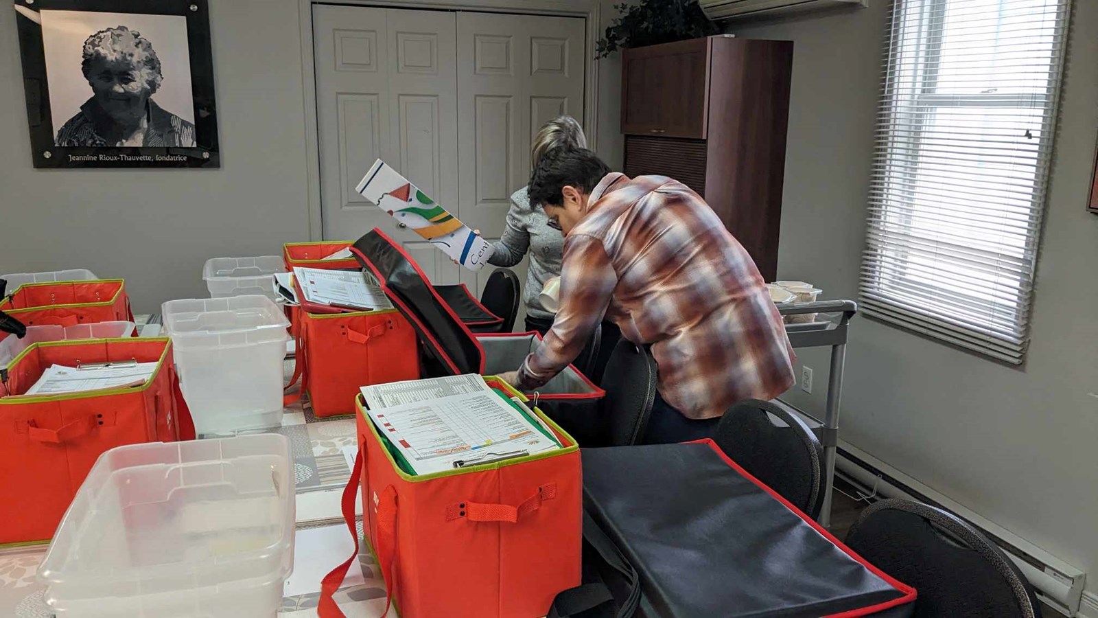 Ce mercredi, 202 repas de cabane à sucre ont été soigneusement préparés sur place par deux cuisiniers et une aide-cuisinière avant d’être calculés et emballés par la responsable de l’activité au sein du CCAVS, Anik Viger et sa collègue Linda