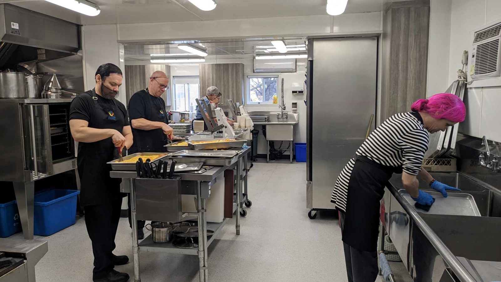 Deux cuisiniers et un aide-cuisinier concoctent les repas chauds les lundis, mercredis et jeudis
