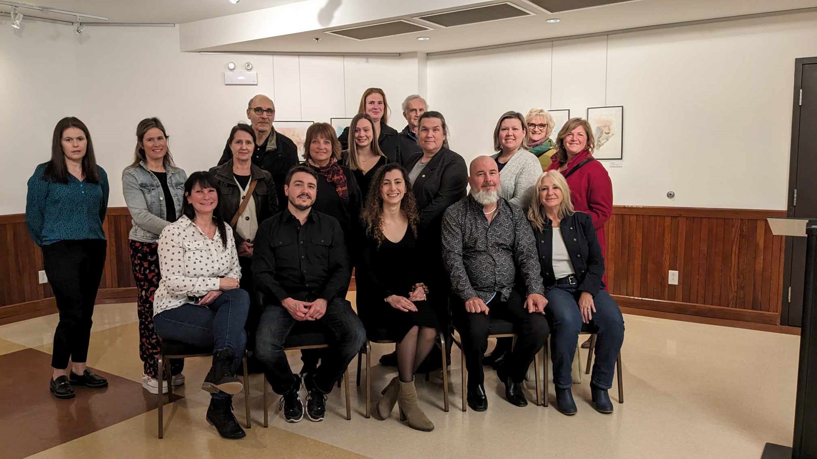 Plusieurs personnes étaient présentes au vernissage de Jade Cousineau