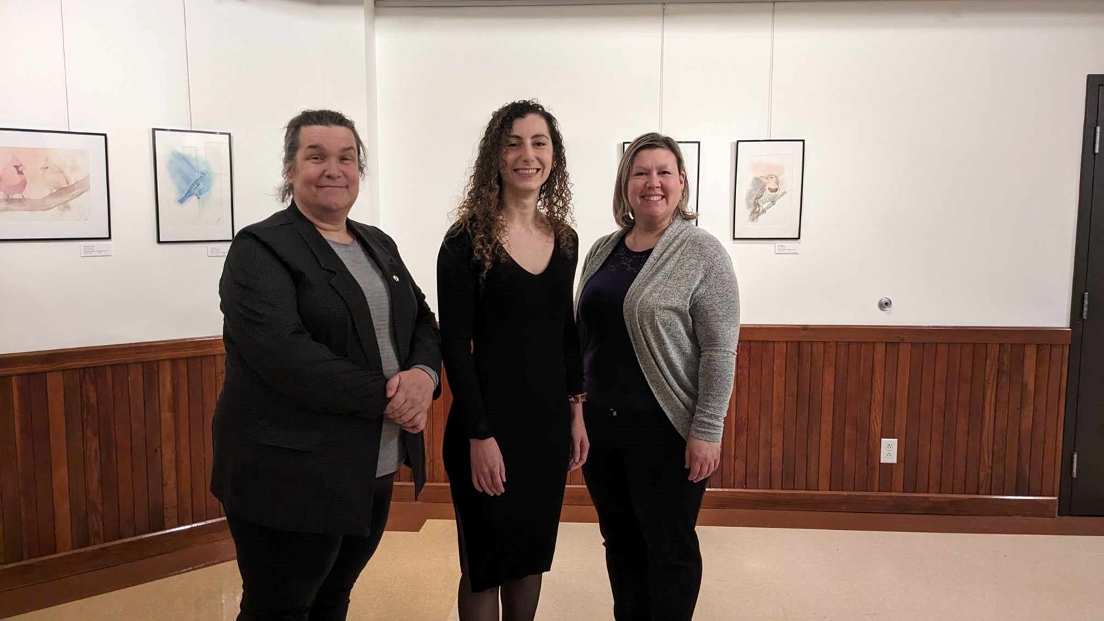 L'artiste a pris la pose avec les mairesses Julie Lemieux et Mylène Labre
