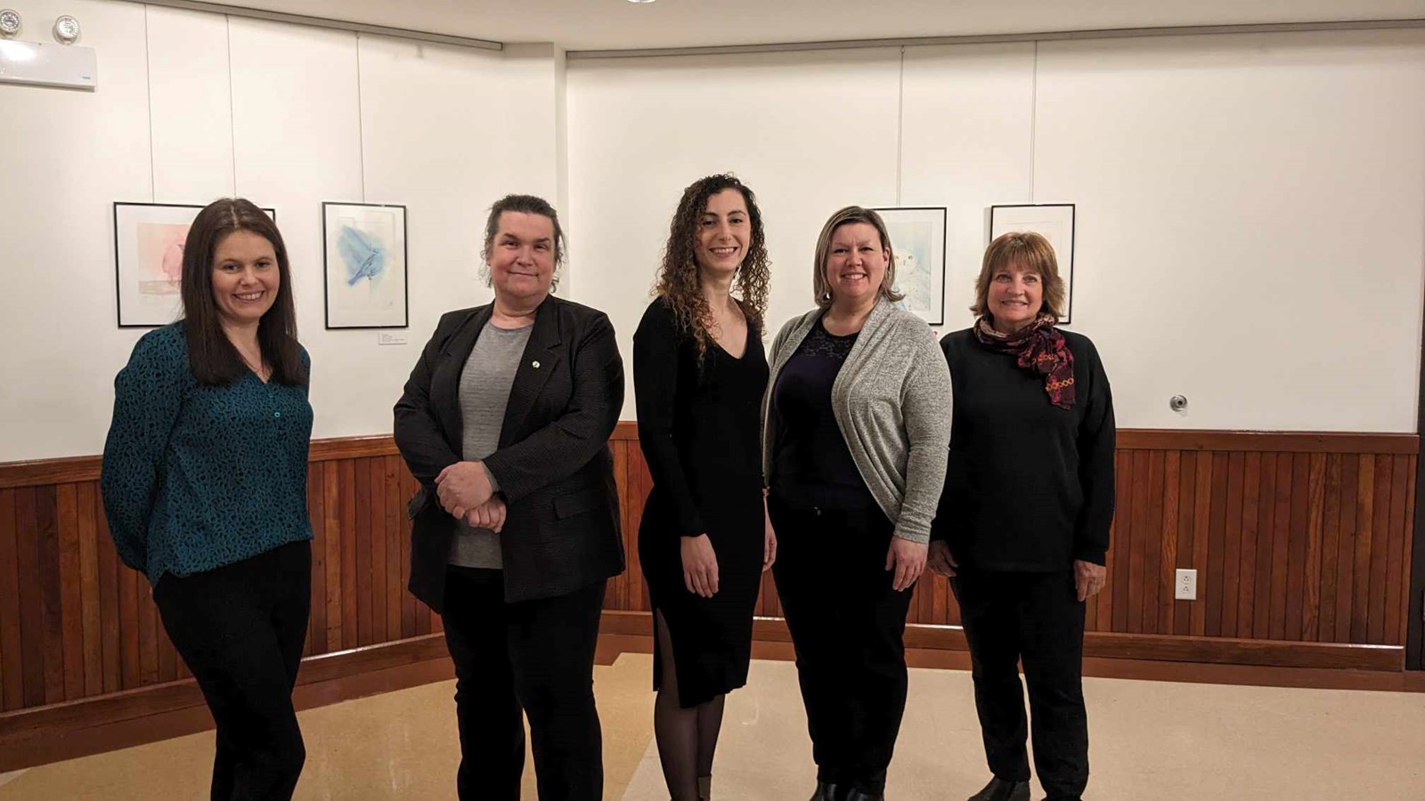 L'artiste (au centre) prend la pose avec les représentantes du CACVS, la mairesse, Karina De Nobriga et Julie Lemieux, de la mairesse de Saint-Clet, Mylène Labre et la commissaire de TRACE, Chantal Séguin