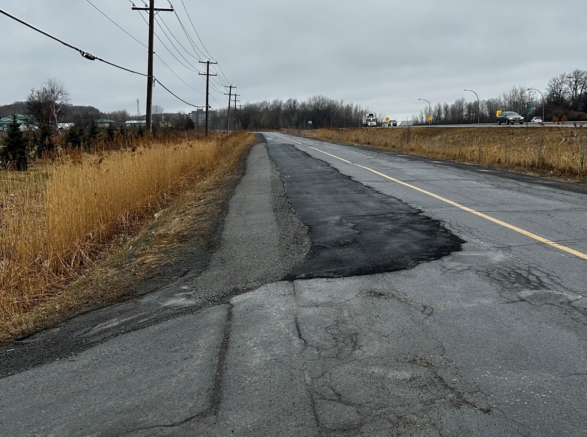 Rigaud gives an update on the state of the pavement on chemin J.- René Gauthier