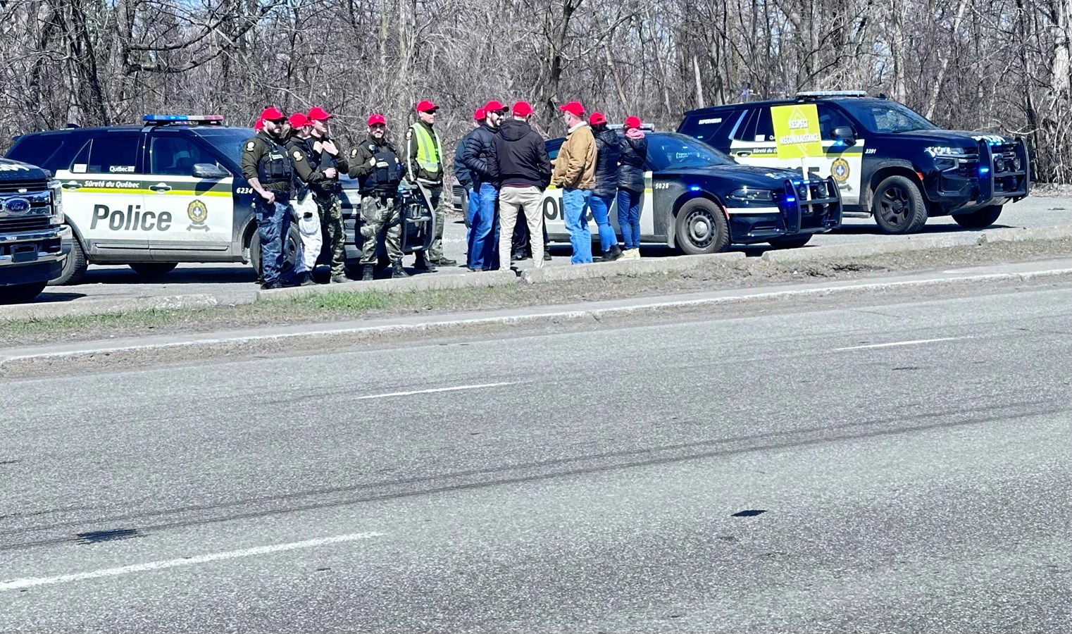 Les policiers manifestaient aujourd'hui, à Vaudreuil-Dorion, tout juste après le pont Taschereau