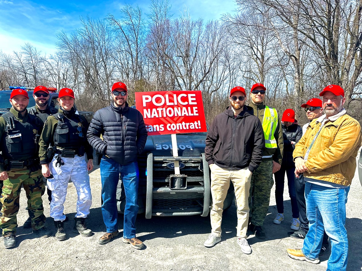 A few SQ police officers from the Vaudreuil-Soulanges MRC demonstrate in Vaudreuil-Dorion.