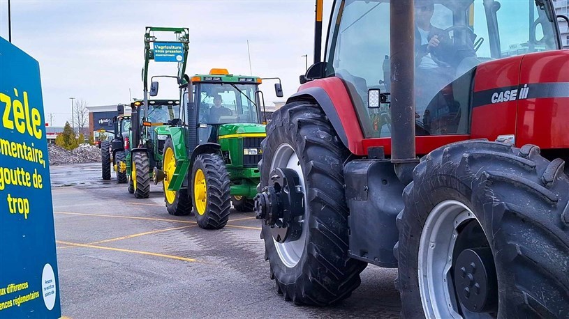 Plus d'une centaine de producteurs agricoles manifestent leur ras-le-bol généralisé