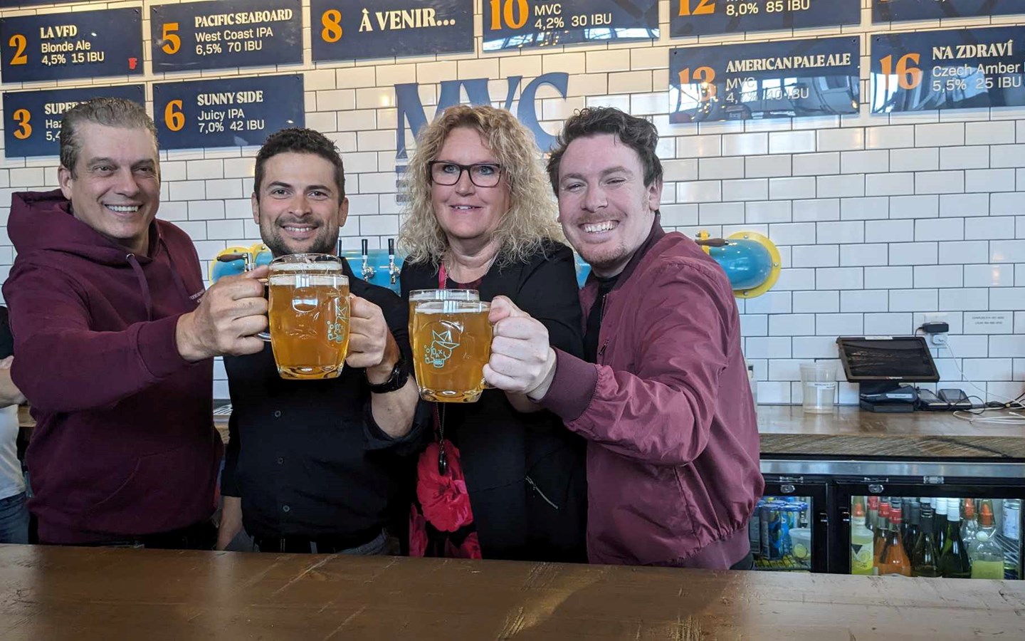Patrice Schoune of Ferme brasserie Schoune, Miguel Lemieux, Mayor of Salaberry-de-Valleyfield, Christine Bellavance, President of APDIS and Patrick Hébert of the Festi-Bières organizing committee raise their glasses to the 2024 edition