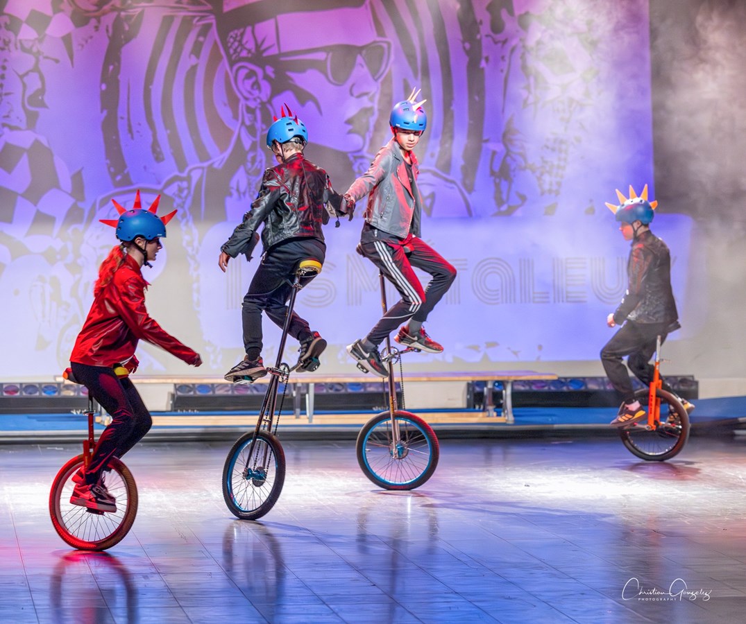 Un 6e spectacle du Festi-Cirque rythmé et coloré présenté par l'école des Étriers