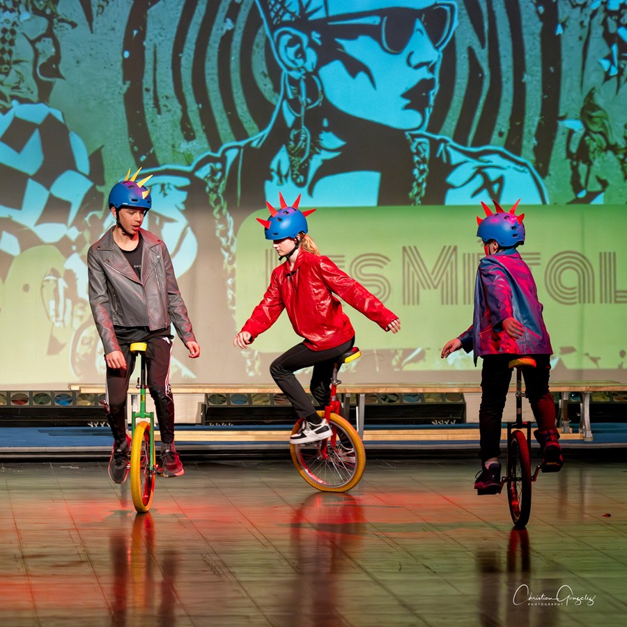 Un 6e spectacle du Festi-Cirque rythmé et coloré présenté par l'école des Étriers