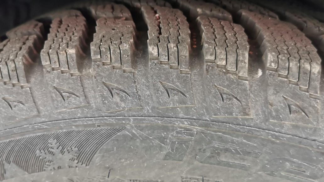 Suspended sentence and one year's probation for theft of four tires and two rims   
