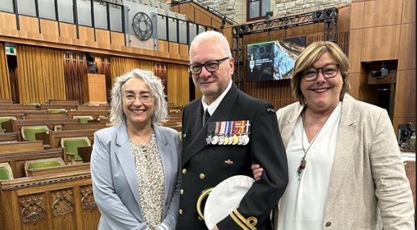 Claude DeBellefeuille, députée de Salaberry-Suroît a pris la pose le 8 mai à la Chambre des communes avec Pierre Lefebvre et sa femme 