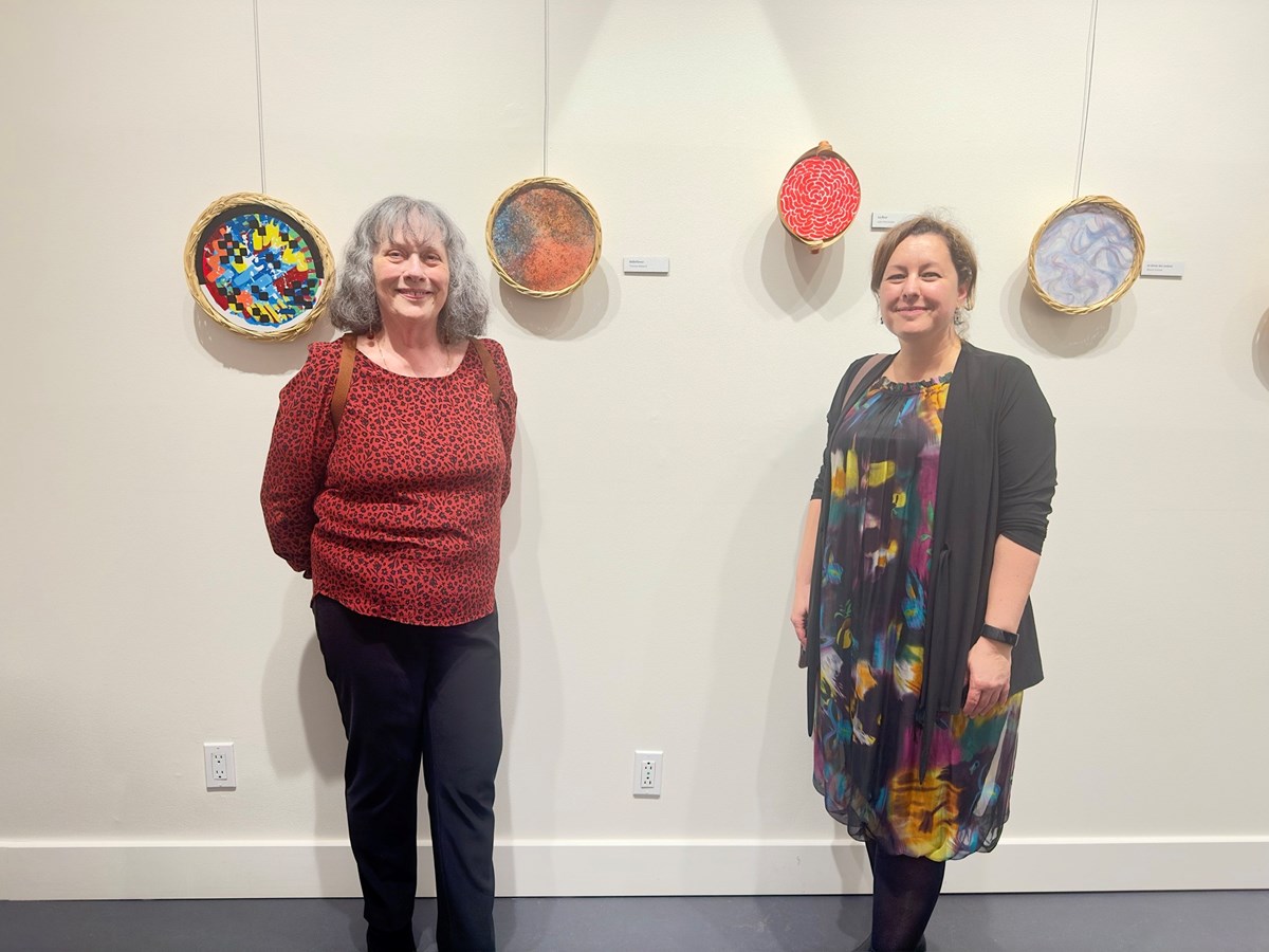 Annick Gauvreau et Nancy Lépine devant quelques oeuvres des élèves du programme arts plastiques-études