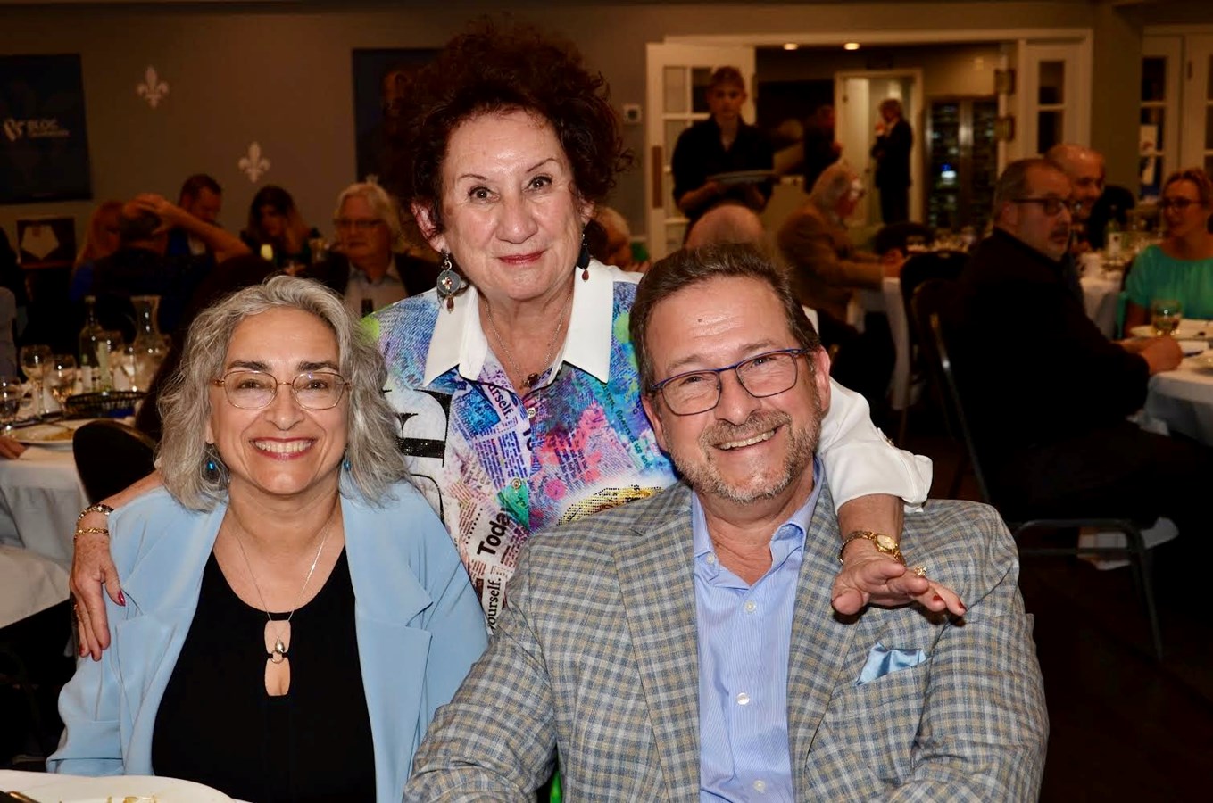 La présidente de l'Association du Bloc Québécois de Salaberry-Suroît, Louise Laître prend la pose avec la députée Claude DeBellefeuille et le chef du parti politique Yves-François Blanchet