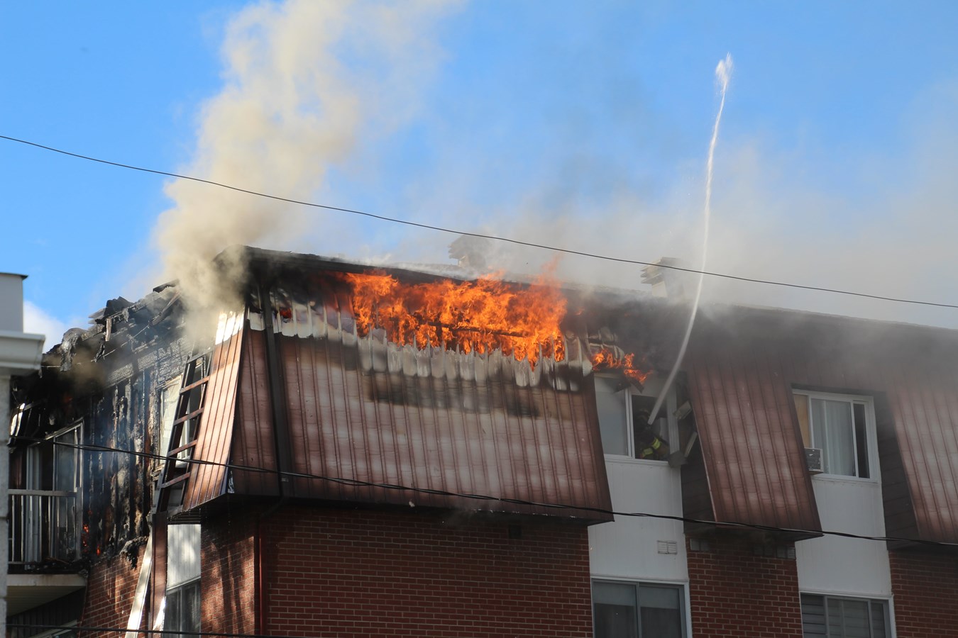Un mégot de cigarette en cause dans l'incendie d'un immeuble à logements sur la rue Jeanne-Mance? 