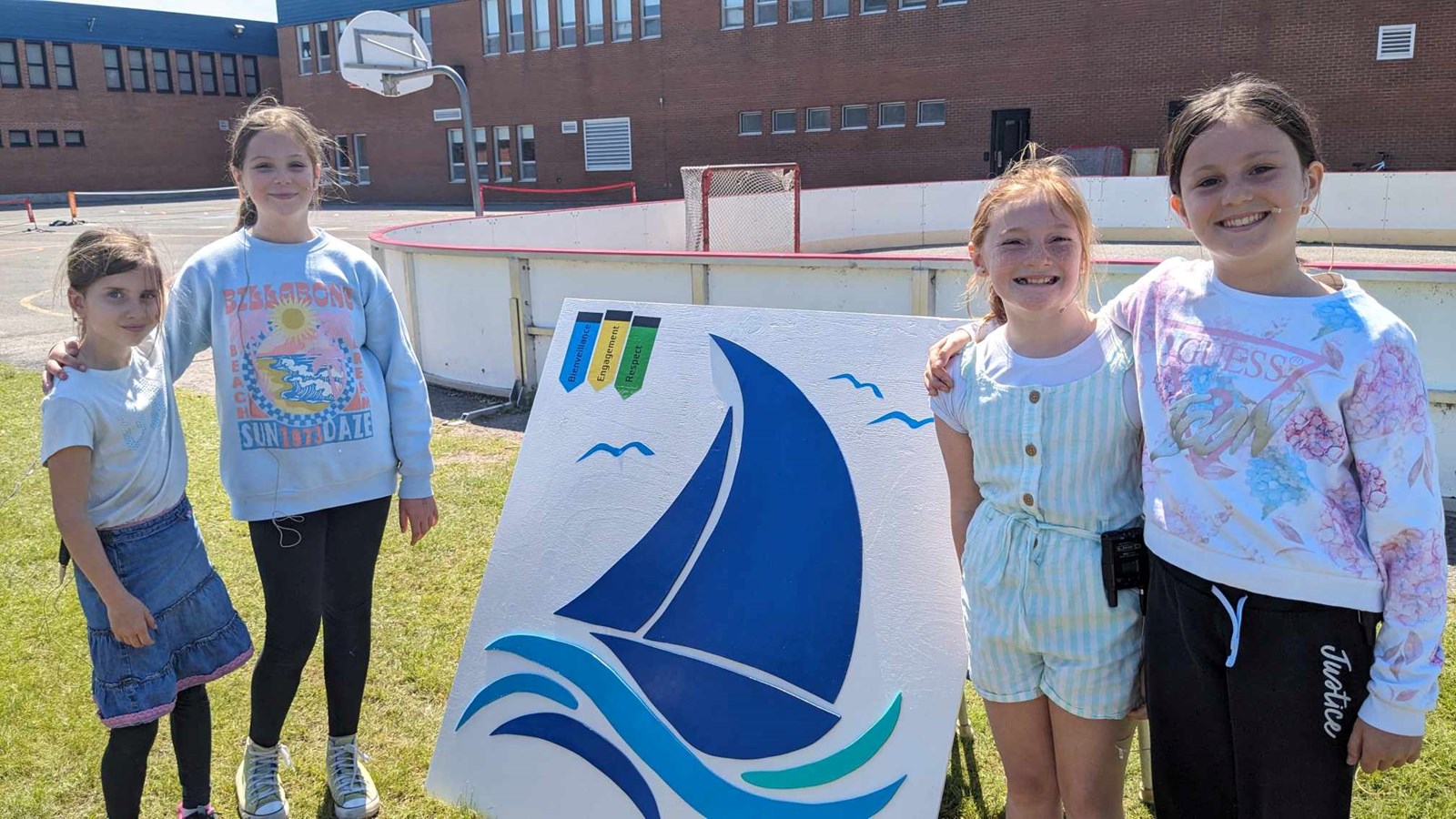 La participation des élèves a été sollicitée au cours de la présentation. Quatre d'entre elles, soit Axelle, Clara, Alice et Élisabeth ont présenté des petites scénettes pour imager les trois grandes valeurs de l'école, soit le respect, l'engagement et la bienveillance