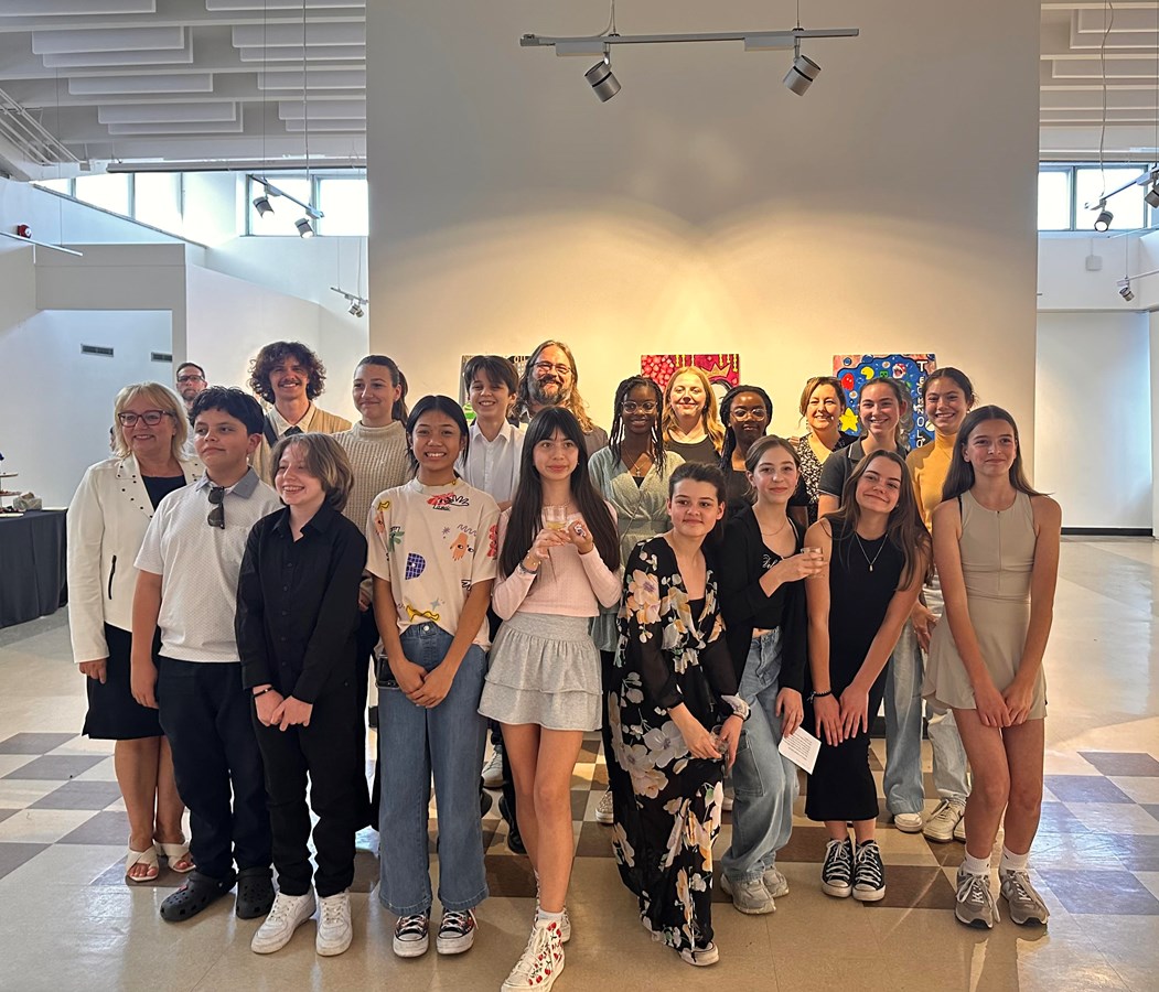 Photos des artistes, de leurs professeurs et de l'organisatrice de l'événement présents au vernissage
