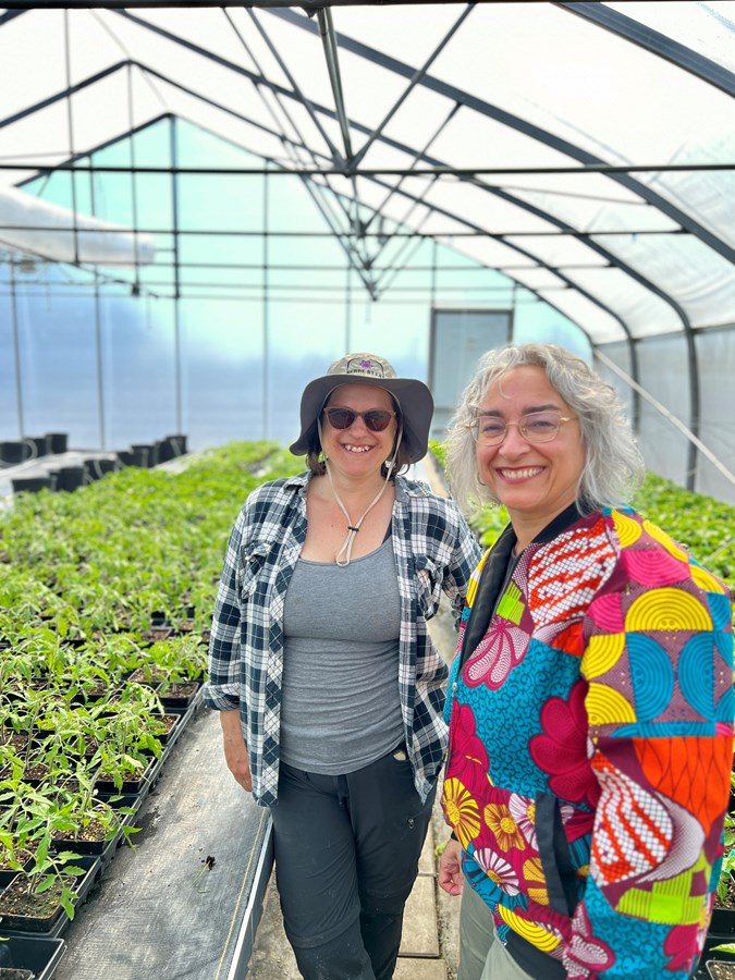 Mme DeBellefeuille prend la pose avec Marie Morin des Serres Saint-Laz, l'une des entreprises soutenues dans le cadre de cette initiative du gouvernement fédéral