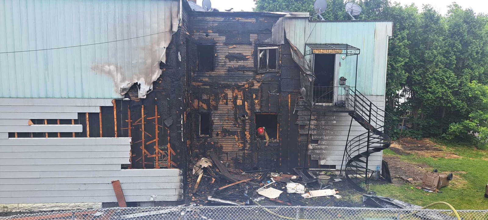 Un bâtiment inoccupé de deux étages détruit par les flammes à Beauharnois 