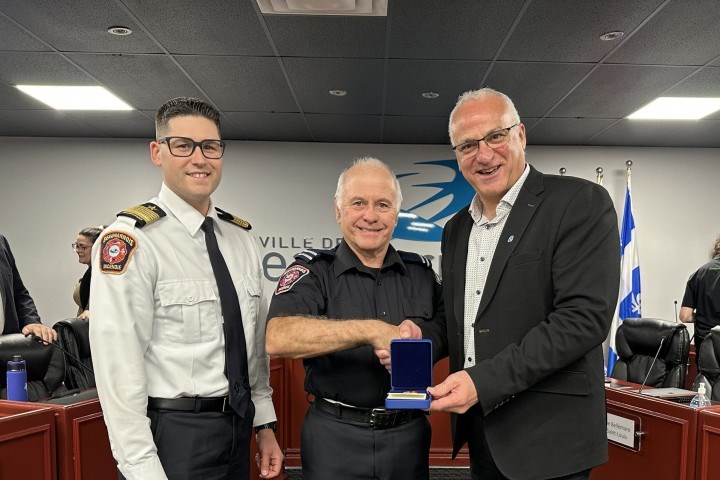 Beauharnois souligne les 40 ans de service de son pompier lieutenant Michel Bélanger 