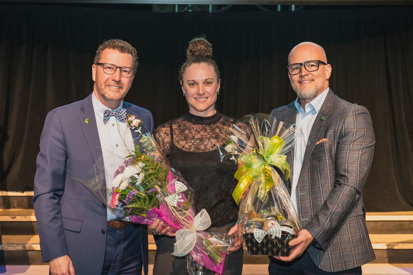 Marc Rémillard, directeur général du Cégep de Valleyfield / Angèle Michaud, professeure en éducation physique au Cégep de Valleyfield / Etienne Leduc, directeur des études du Cégep de Valleyfield. Cette photo a été prise lors de la Fête de la reconnaissance du Cégep de Valleyfield, le 27 mars dernier, au moment où la direction lui a fait l’annonce de sa mention d’honneur à l’AQPC 