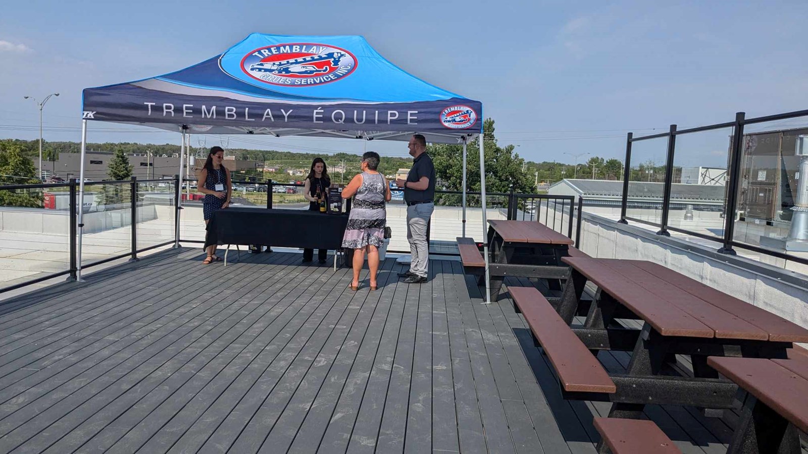 Le siège social comprend une terrasse sur le toit