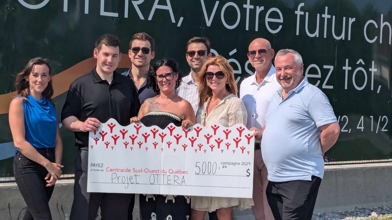 Un montant de 5 000$ a été remis à Centraide Sud-Ouest lors de la pelletée de terre
