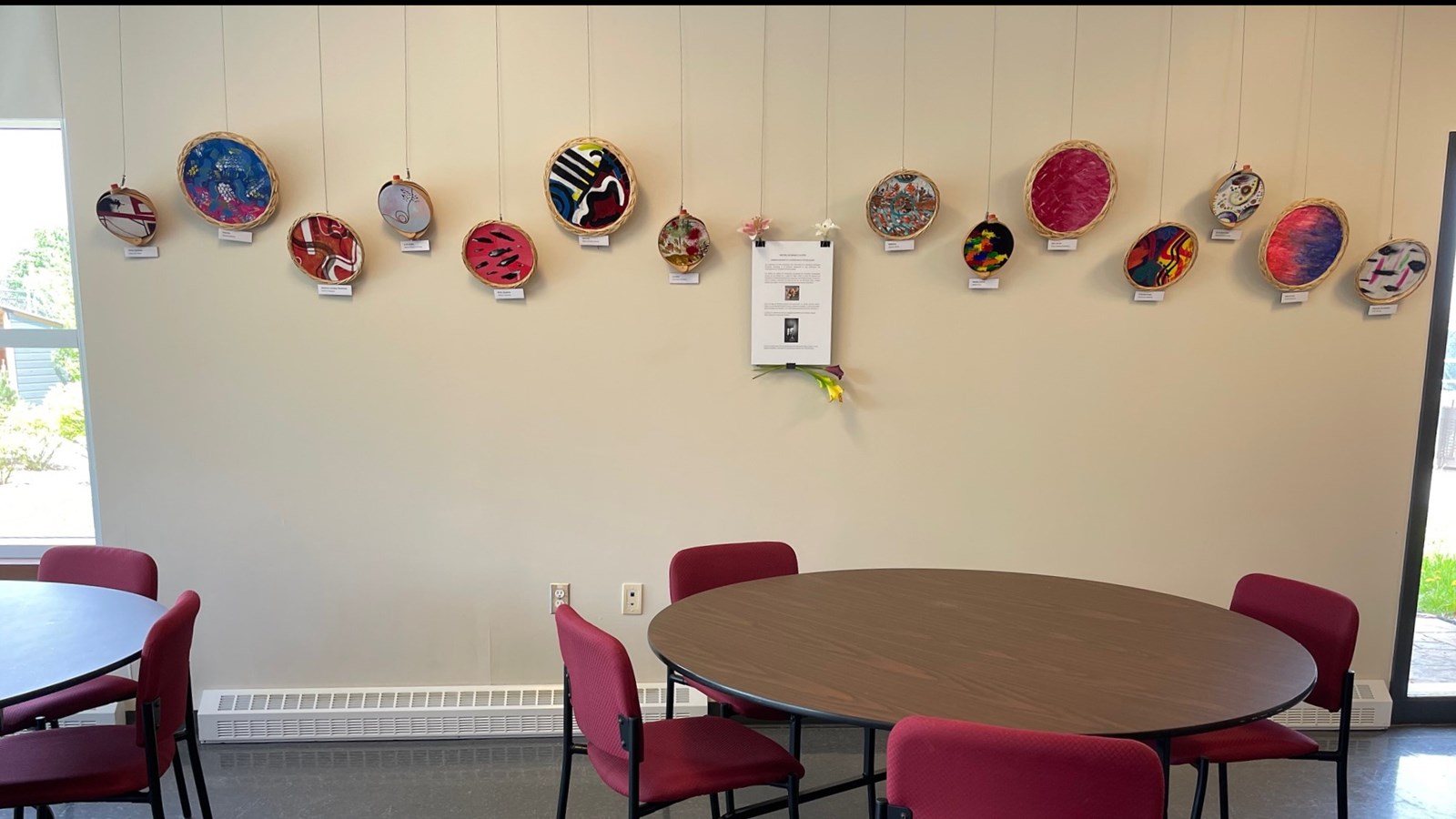 Une partie des oeuvres de "Mettre les mains à la pâte" en exposition à la bibliothèque Gaby-Farmer-Denis