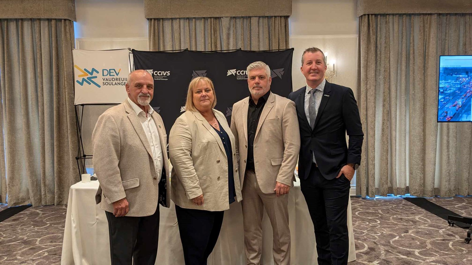 Joanne Brunet, directrice générale de DEV Vaudreuil-Soulanges, Guy Pilon, maire de Vaudreuil-Dorion, Serge Ouellet, président de la CCIVS et Mathieu Milijours, directeur général de la CCIVS ont pris la parole lors de la conférence pour présenter les conclusions de l'étude