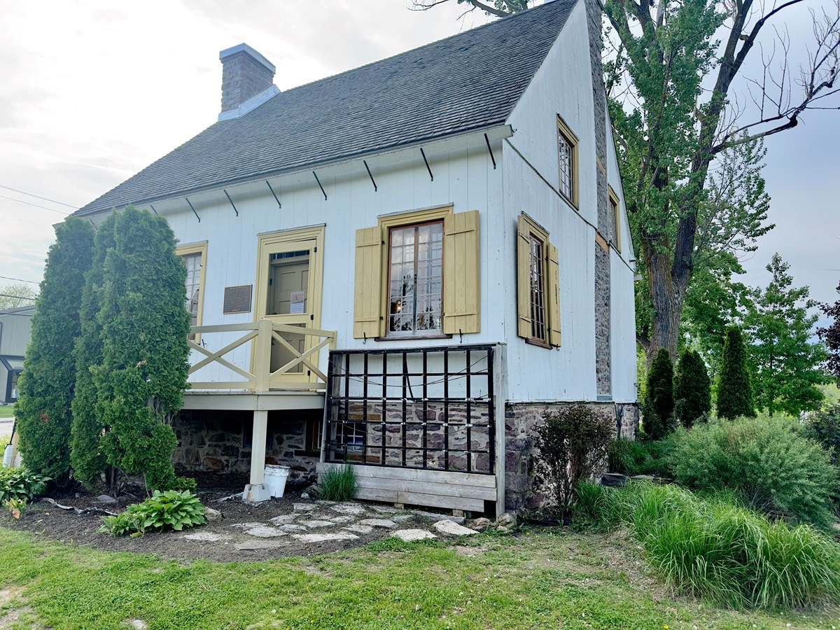 Artist Diane Collet in residence at Maison Valois  