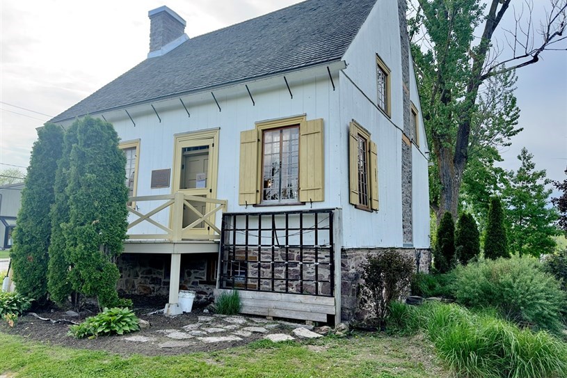 Artist Diane Collet in residence at Maison Valois