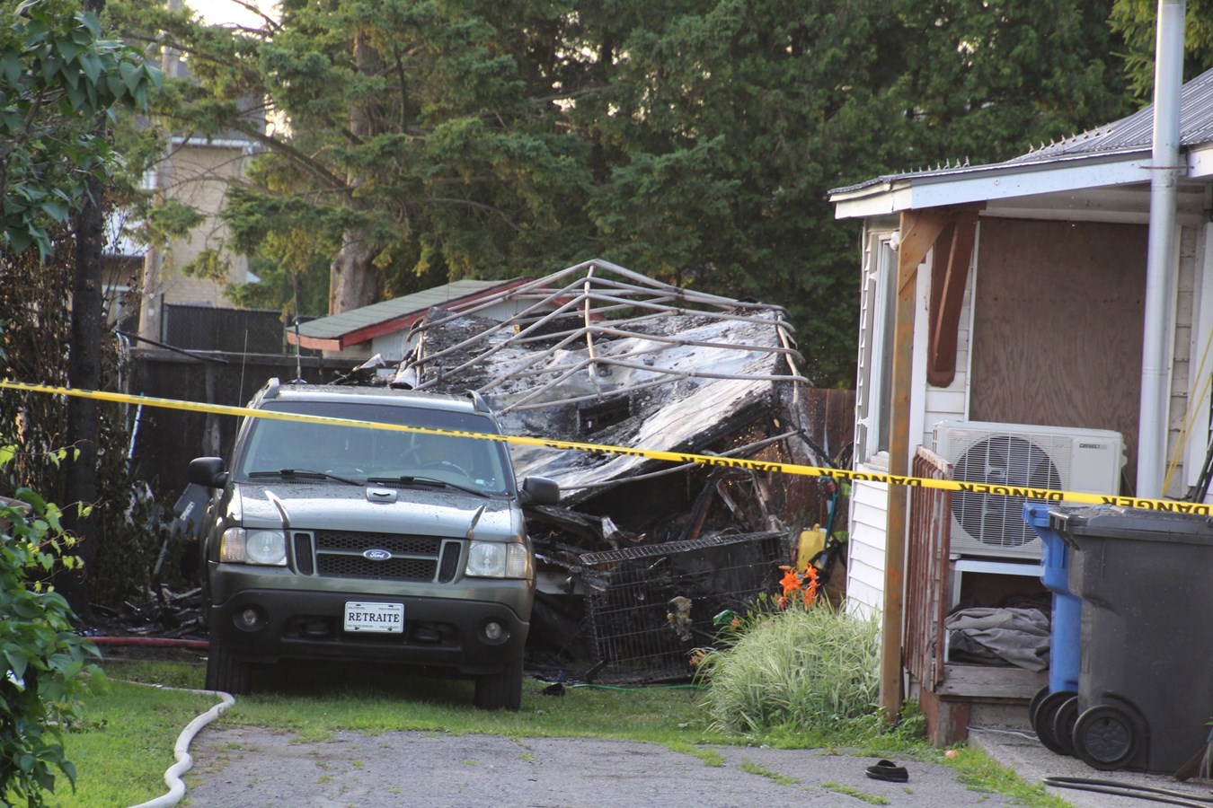 Un véhicule récréatif et deux bâtiments endommagés par le feu à Salaberry-de-Valleyfield 