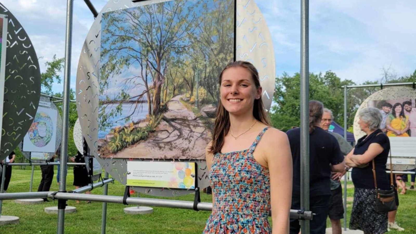 Gabrielle Larouche prend la pose devant son oeuvre 