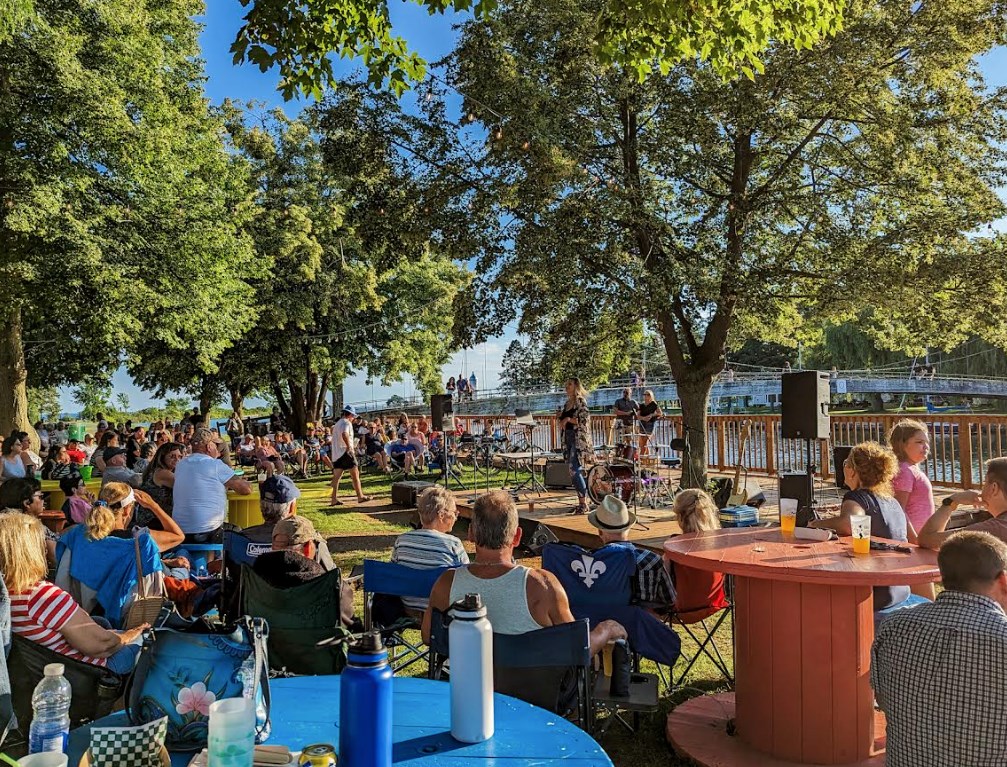 Cinéma en plein air et concerts extérieurs offerts gratuitement à Les Coteaux 