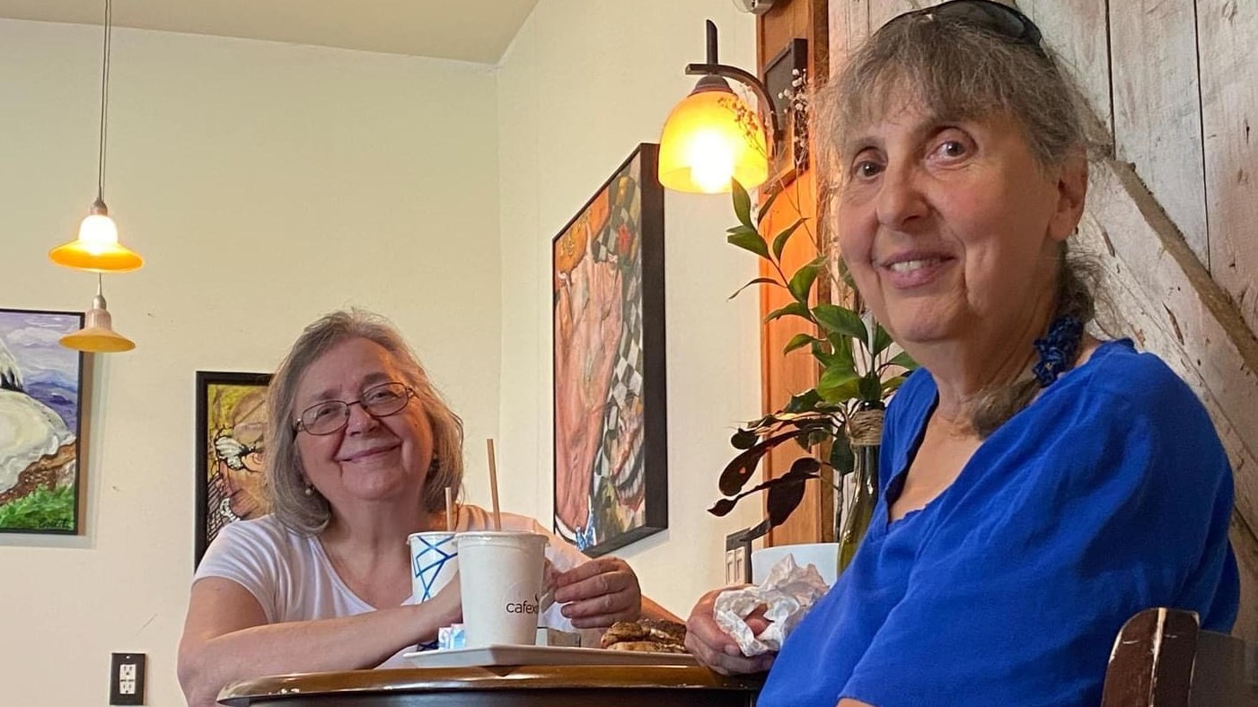 Un bon café après l'installation, avec Diane Collet et Claudine Ascher
