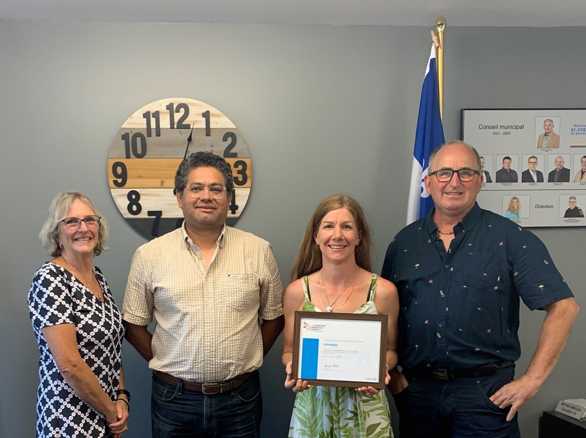 Les élus de Saint-Étienne-de-Beauharnois rendent hommage à un citoyen engagé 