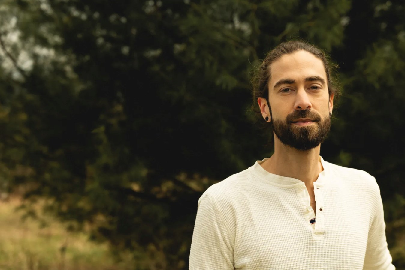 Emeraude Sébastien collabore avec deux musiciens des Colocs