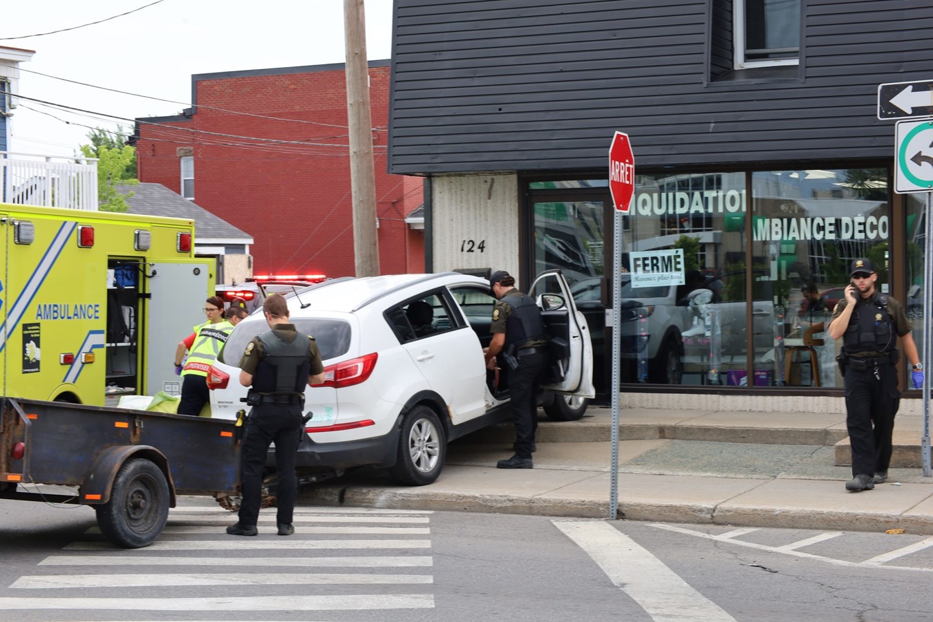 Un automobiliste termine sa course dans un commerce