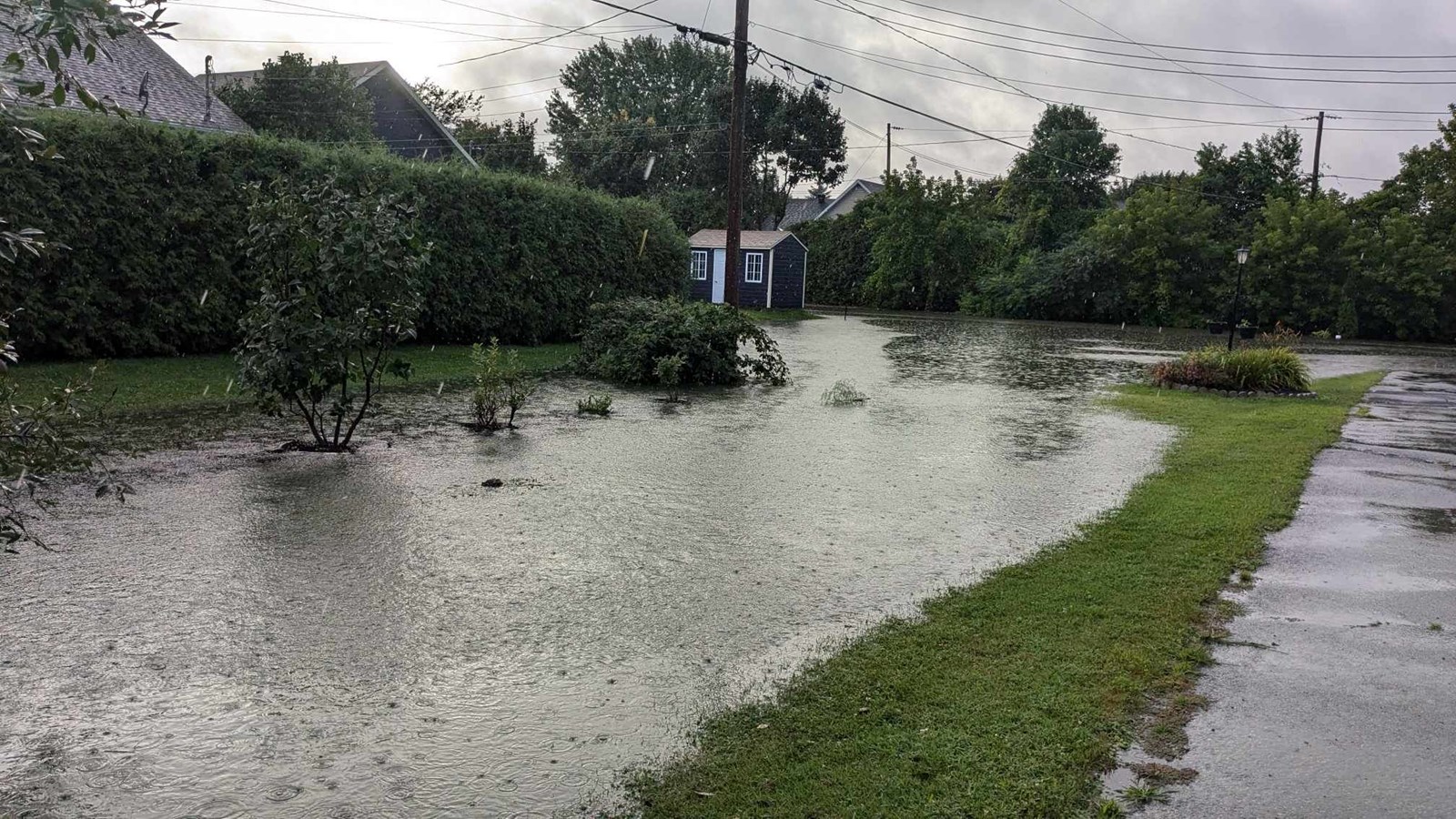 Inondations : plusieurs milliers de personnes privées d'électricité
