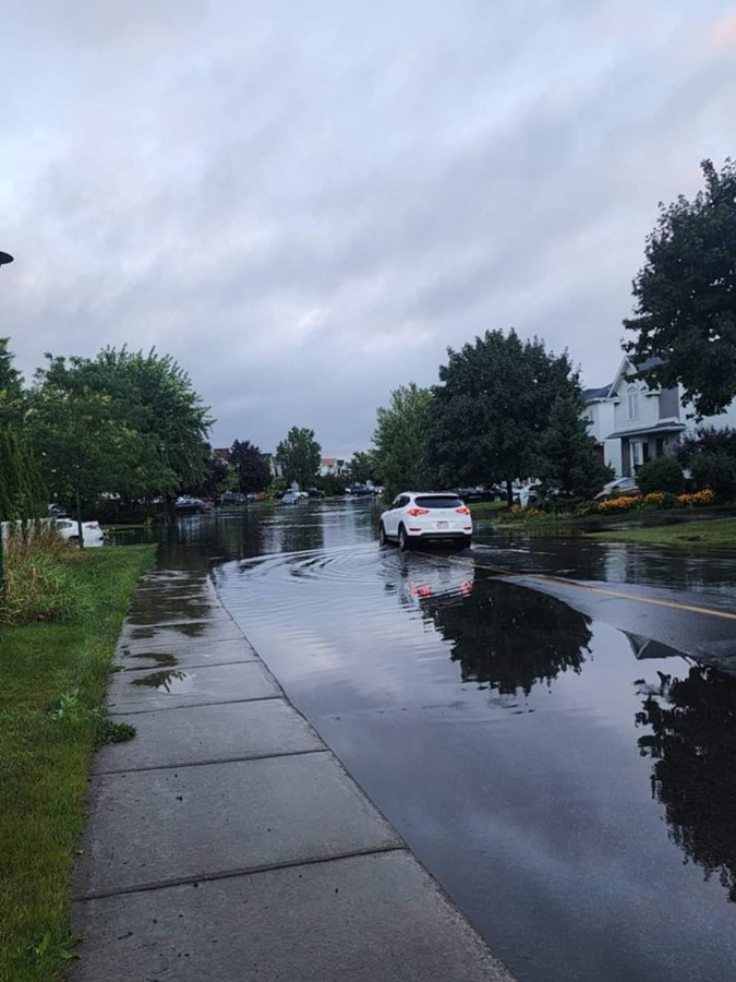Le secteur de la rue des Floralies, à Vaudreuil-Dorion, a été aussi inondé ce  vendredi en fin de journée  