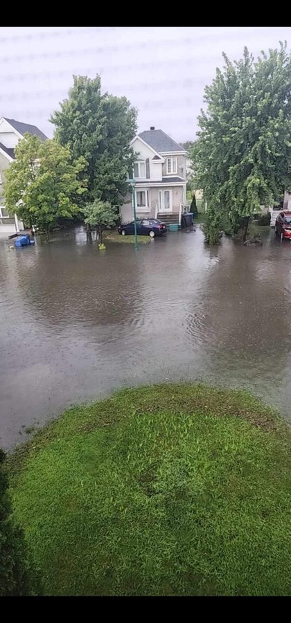 Le secteur de la rue des Floralies, à Vaudreuil-Dorion, a été aussi inondé ce  vendredi en fin de journée 