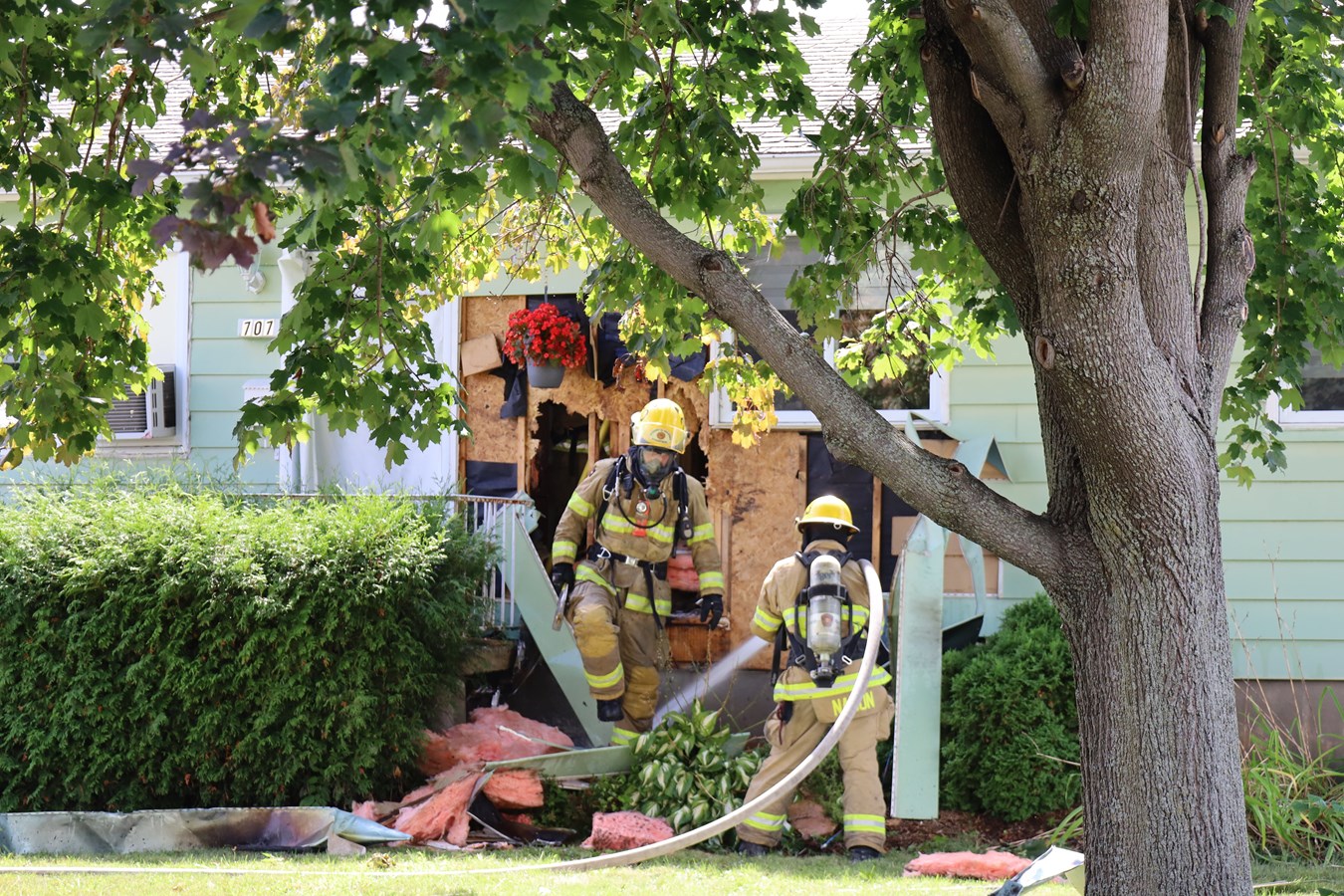 Une vingtaine de pompiers de Salaberry-de-Valleyfield se sont mobilisés sur la rue Gosselin 