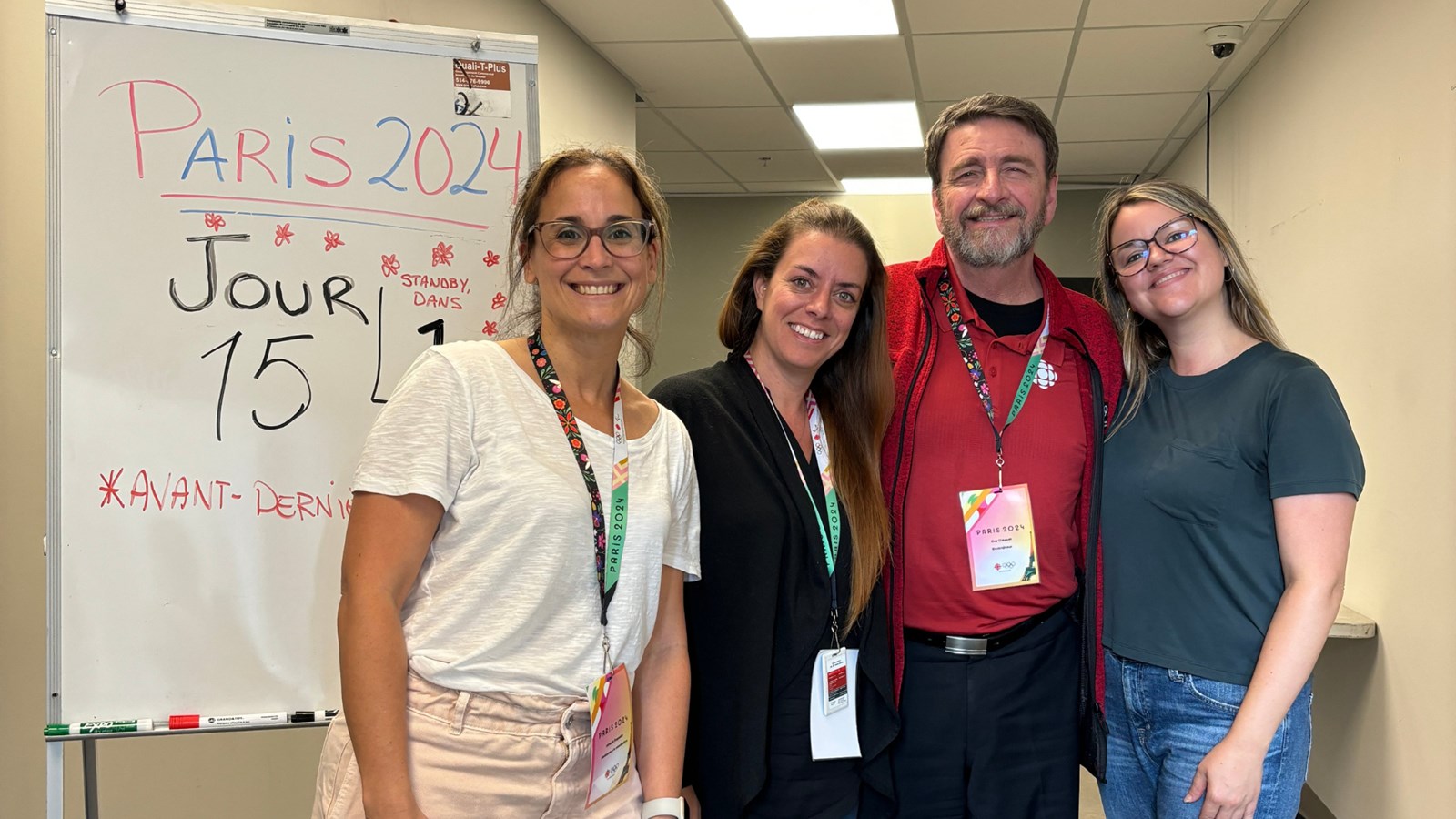Cette photo est la dernière prise avant que Guy D'Aoust quitte Radio-Canada, samedi après la finale du 10m. Il est accompagné par trois assistantes à la réalisation, trois collaboratrices extraordinaires avec lesquelles il a travaillé au bulletin de nouvelles pendant plusieurs années. Dans l'ordre, ce sont Mélanie Duquette, Amélie Vincent et Émilie Prévost.