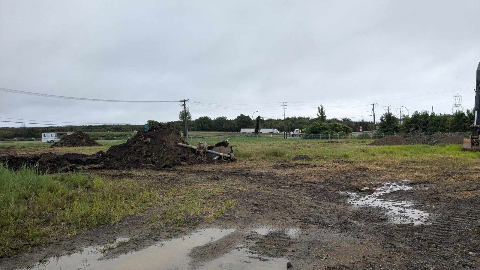 Le terrain est situé en bordure de l'autoroute 20
