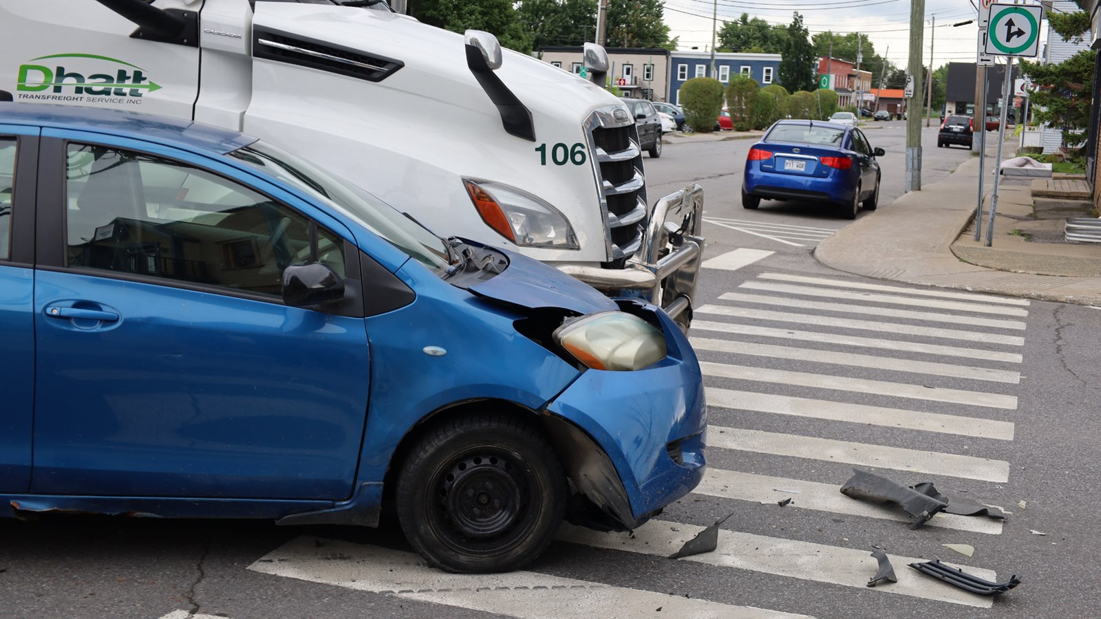 Il omet de faire son arrêt obligatoire et cause une collision 