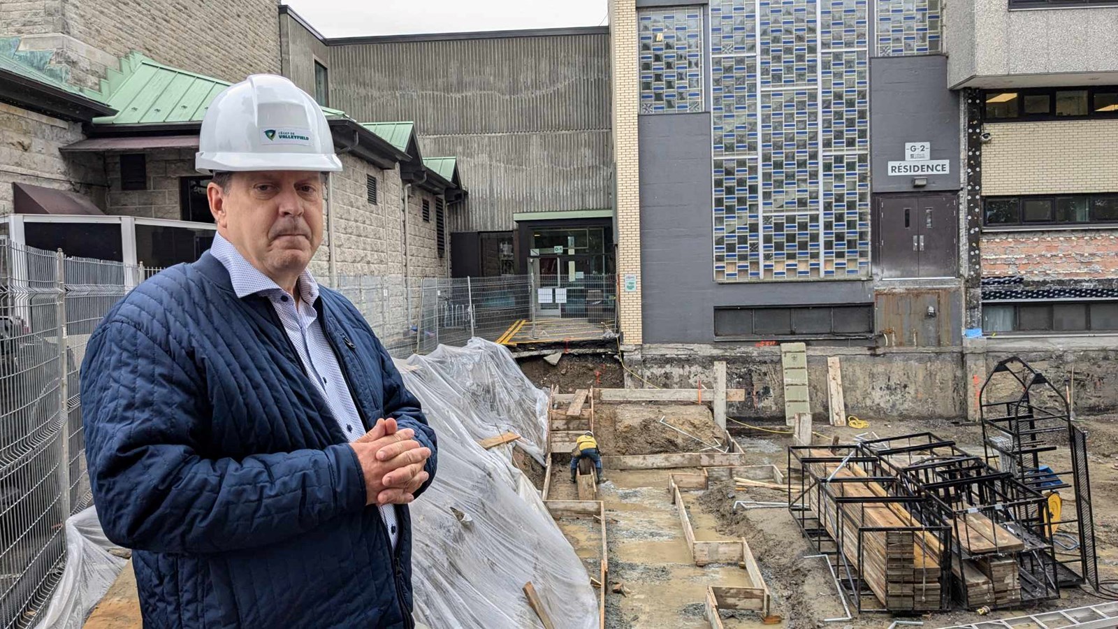 Robert Ranger, coordonnateur aux Ressources matérielles au Cégep de Valleyfield, prend la pose devant un des agrandissements en cours