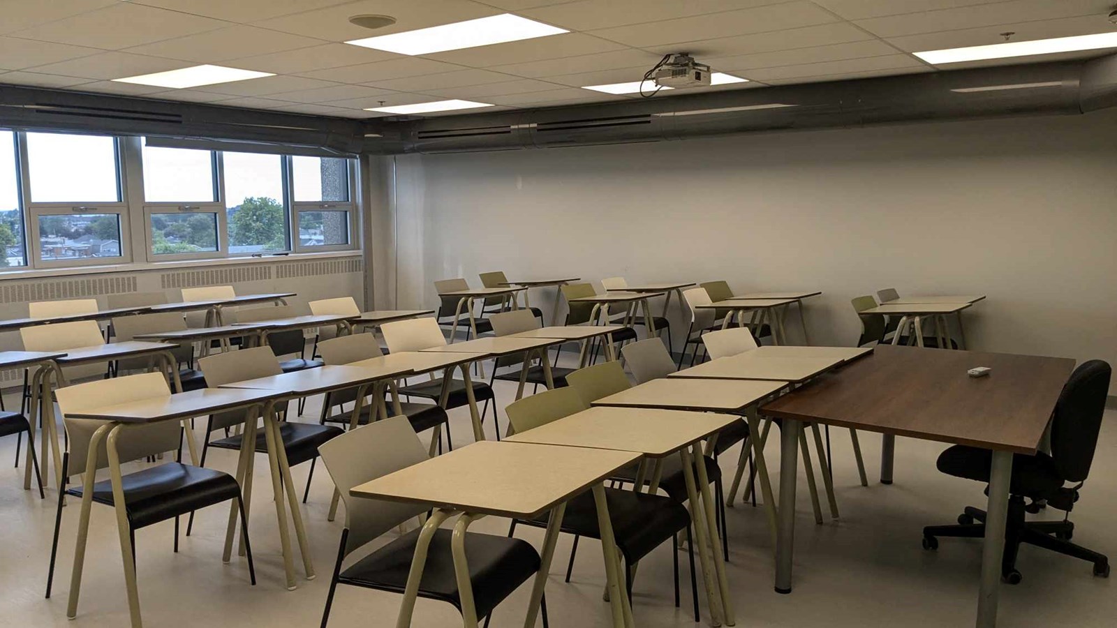 Les 45 chambres de l'étage G-300 sont en cours de rénovation pour laisser place à 10 classes comme celles-ci