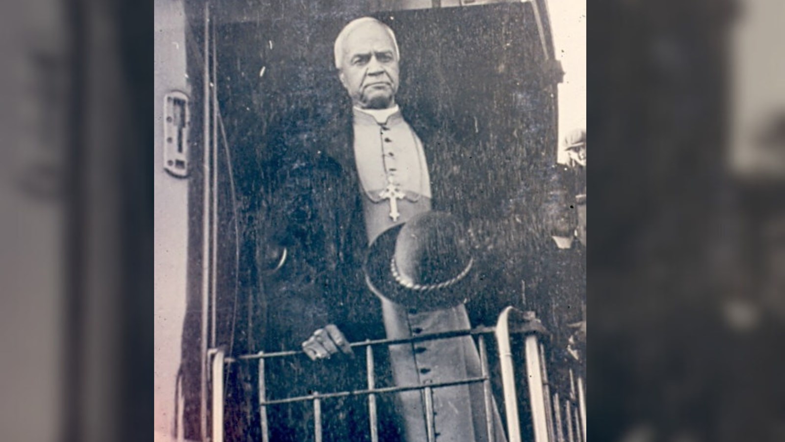 Monseigneur Joseph-Médard Émard à sa sortie d’une voiture de chemin de fer, [190-?]. 