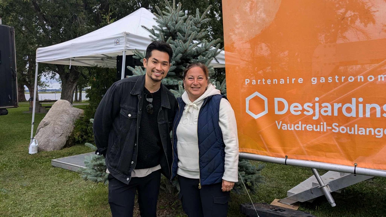 This year, former Chefs! 2023 contestant Michael Ho played the role of guest chef. Here, he poses with the mayor of Notre-Dame-de-l'Île-Perrot, Danie Deschênes