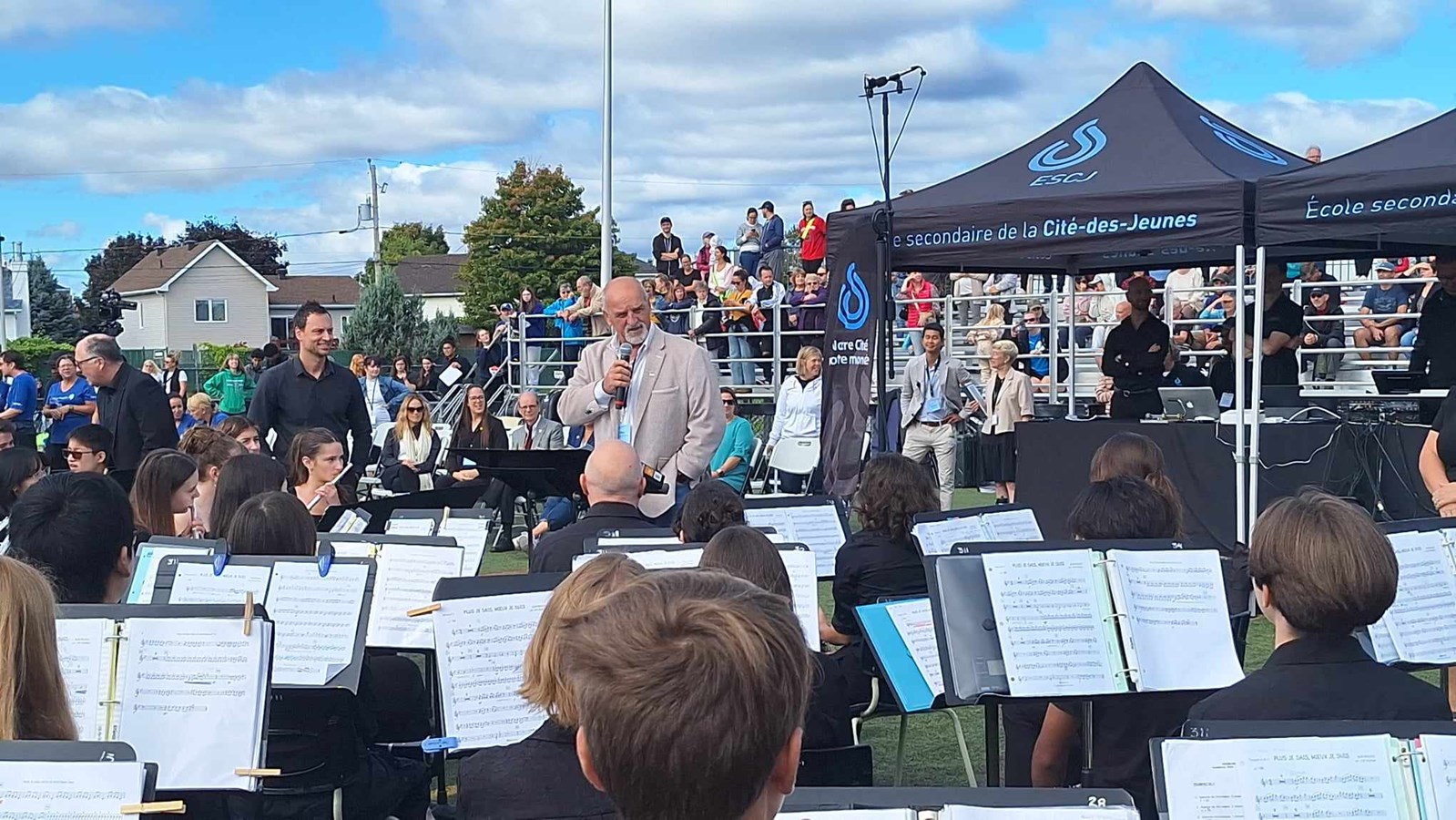 En vidéo | 4 000 élèves chantent en coeur à Vaudreuil-Dorion